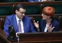 Elżbieta Rafalska w dyskusji z Matueszem Morawieckim. Fot. PAP/Tomasz Gzell