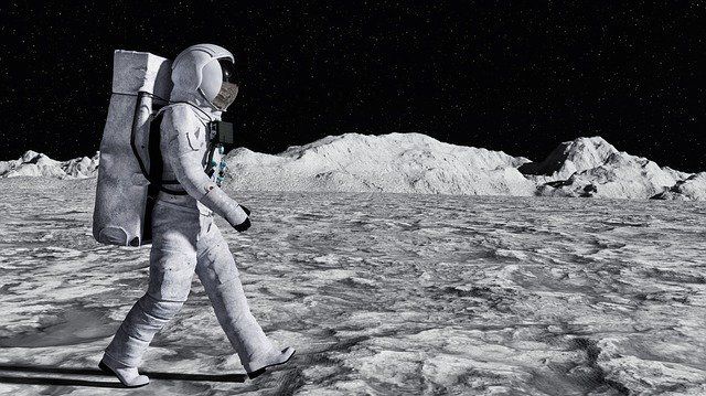 Astronauta spacerujący po Księżycu