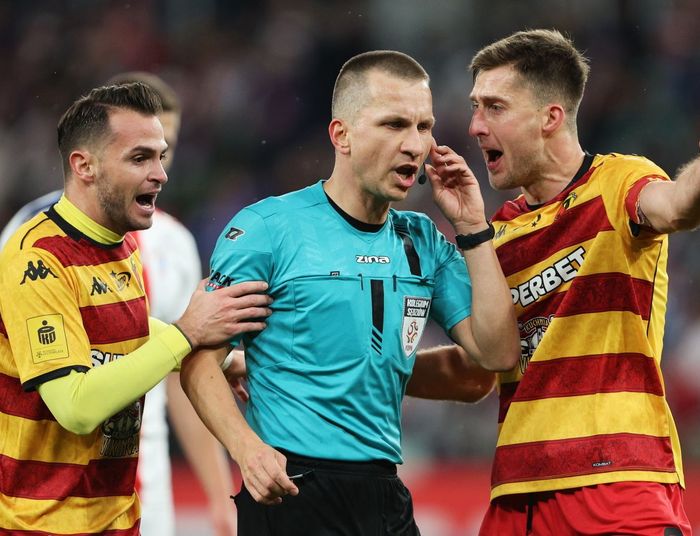 Afera w PKO Ekstraklasie. Sędziowie zawieszeni po kompromitacji