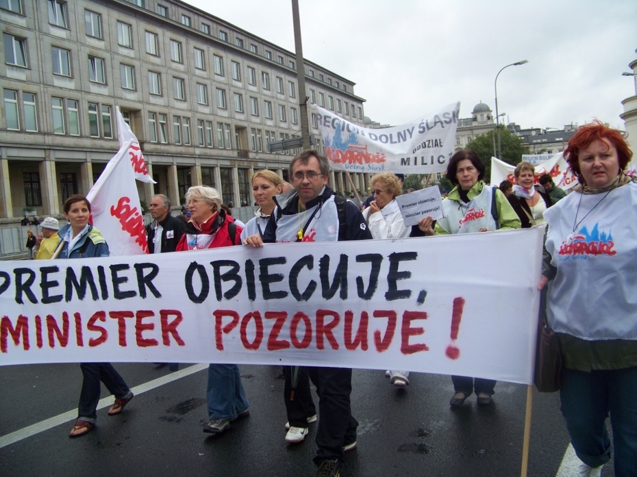 29 VIII 2008 r. Demonstracja Solidarności Oświatowej w Warszawie. Za banerem: Robert Pieńkowski. Foto: MP