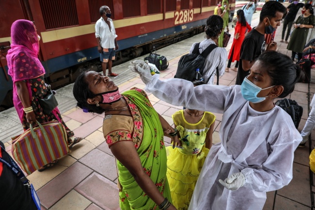Pandemia w Indiach. Fot. PAP/EPA/DIVYAKANT SOLANKI