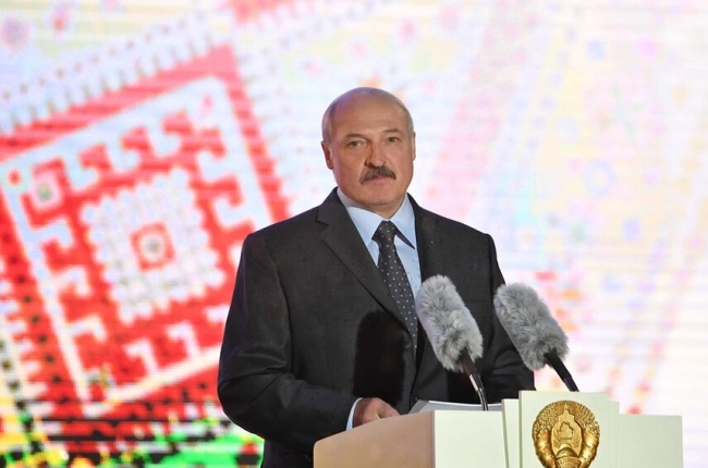 Dekret wprowadzający nowe święto, Dzień Jedności Narodowej, podpisał Alaksandr Łukaszenka. Nie będzie on dniem wolnym od pracy. Fot. president.gov.by