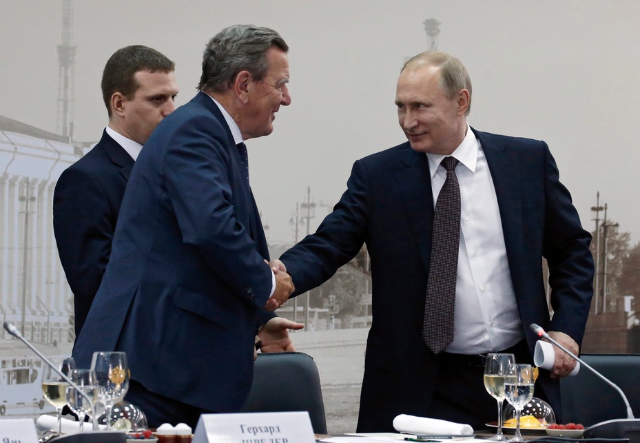 Spotkanie Władimira Putina z Gerhardem Schroederem. Źródło: EPA/SERGEY CHIRIKOV