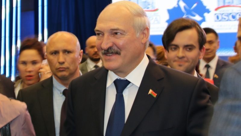 Aleksander Łukaszenko na zdjęciach się uśmiecha. Ale ma powody do zmartwień.