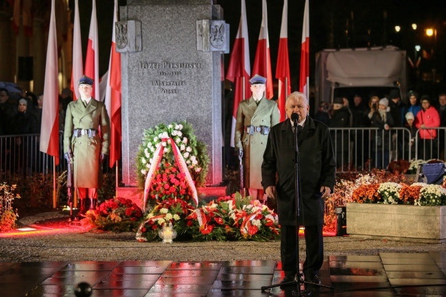 Jarosław Kaczyński na Placu Piłsudskiego w Warszawie w przeddzień obchodów Święta Niepodległości, fot. PAP/Mateusz Marek