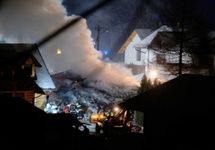 Akcja ratunkowa w miejscu wybuchu gazu, do którego doszło 4 bm. ok. godz. 19:00 w domu jednorodzinnym w Szczyrku. Fot. PAP/Hanna Bardo