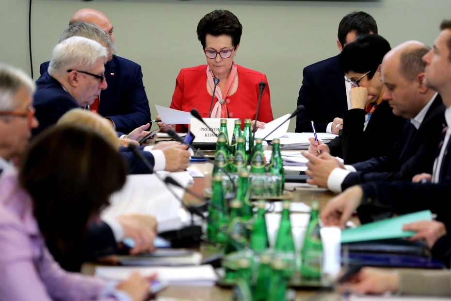 Przewodnicząca komisji Anna Milczanowska podczas posiedzenia sejmowej Komisji Nadzwyczajnej do spraw rozpatrzenia projektów ustaw z zakresu prawa wyborczego, fot. PAP/Tomasz Gzell