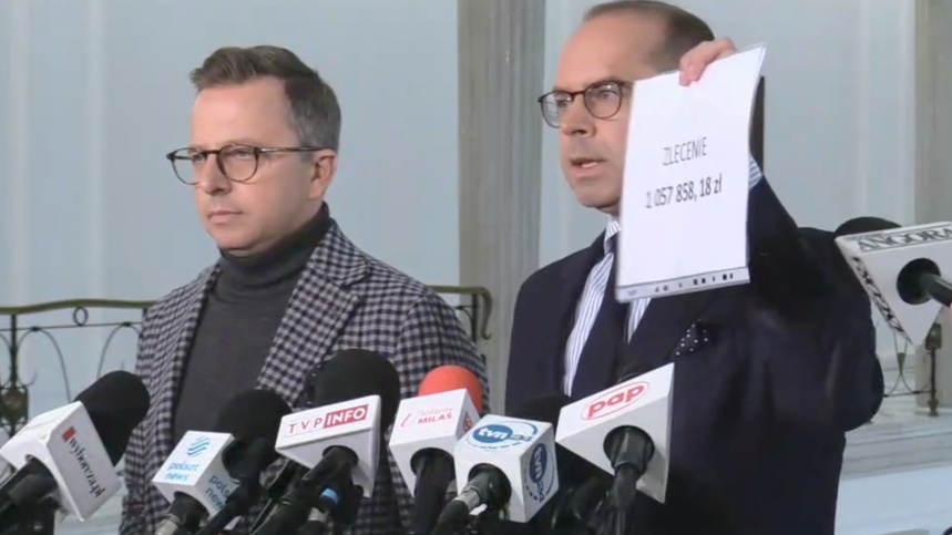 Posłowie KO Michał Szczerba i Dariusz Joński podczas konferencji prasowej poświęconej sprawie Pałacu Saskiego. (fot. Twitter)