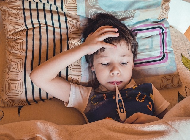 Duże problemy pojawiają się w leczeniu grypy u dzieci. Fot. Pixabay
