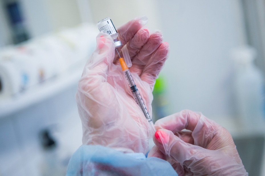 Przybywa zwolenników szczepień na koronawirusa. Fot. PAP/EPA