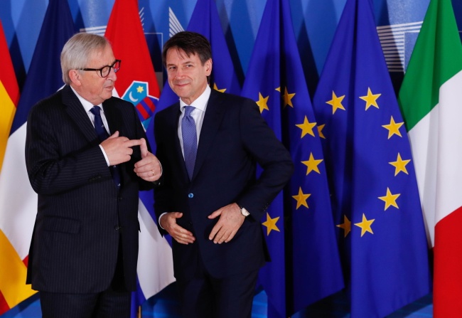 Włoski premier Giuseppe Conte i Jean-Claude Juncker. Fot. PAP/EPA/Yves Herman