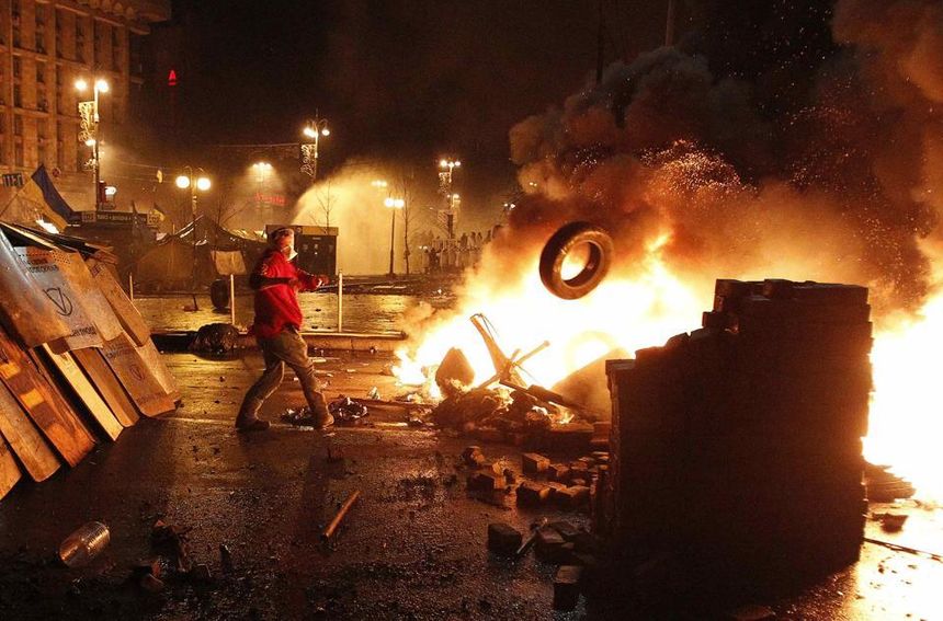 Mikekomar ‏@mikekomar 5m

@ukrpravda_news Майдан у вогні, третя ночі 19.02 #євромайдан via Stringer pic.twitter.com/cIlOC9swTr