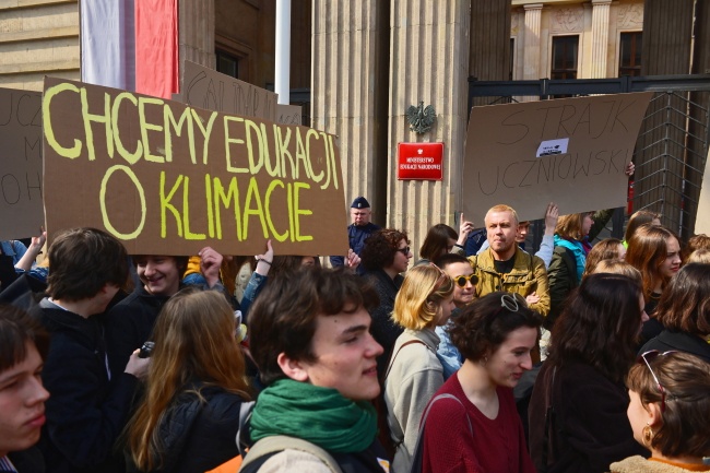 Manifestacja uczniów wspierających strajkujących nauczycieli, przed siedzibą MEN. Fot. PAP/Jakub Kamiński