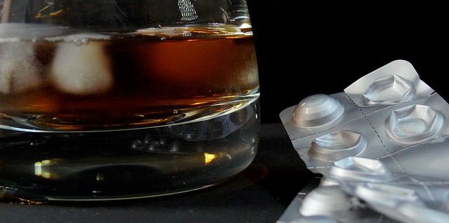 Alkohol wchodzi w groźne interakcje z wieloma lekami. Fot. Pixabay