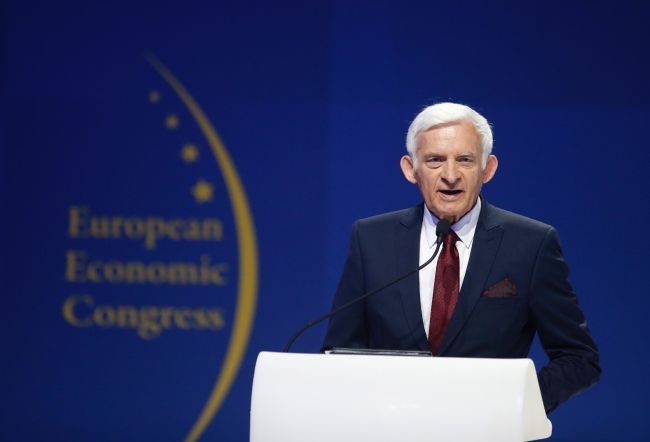Poseł do Parlamentu Europejskiego Jerzy Buzek podczas sesji "Nasza nowa Europa" w ramach X Europejskiego Kongresu Gospodarczego w Katowicach, fot. PAP/Andrzej Grygiel