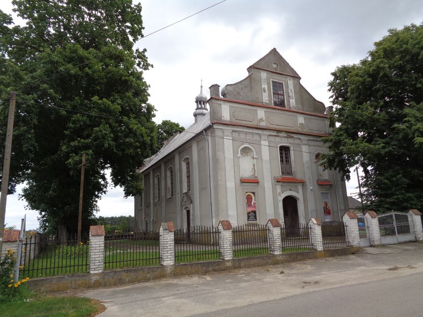 Kościół w pobliskim Bońkowiee