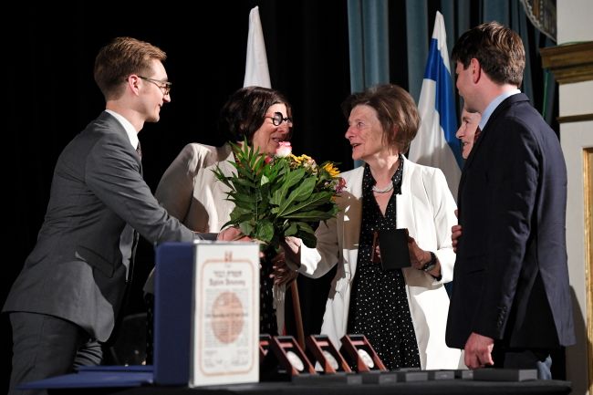 W imieniu Danuty i Friedricha Heckermannów oraz Ariela Rolanda z rąk ambasador Izraela w Polsce Anny Azari (2L) podczas uroczystości wręczenia medali i dyplomów honorowych „Sprawiedliwy wśród Narodów Świata”. Fot. PAP/Radek Pietruszka