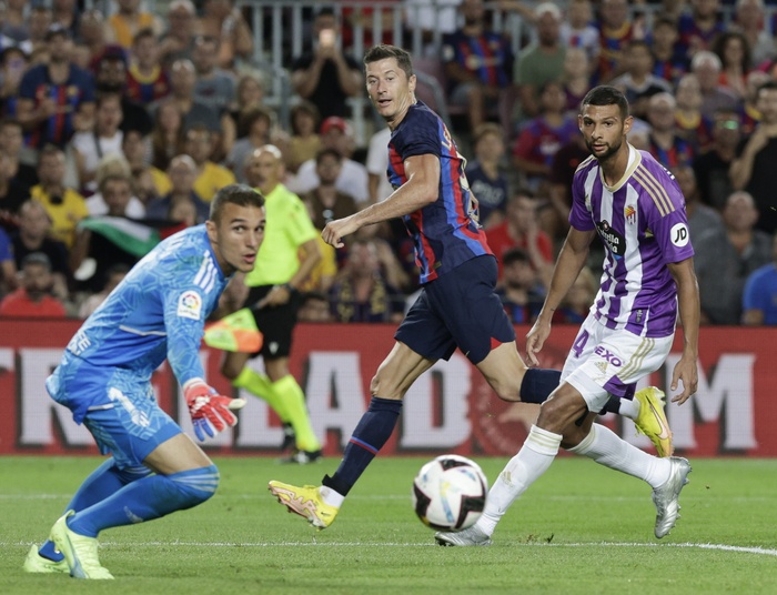 Koncert gry Lewandowskiego! Pierwszy Polak z golami na Camp Nou dla Barcy