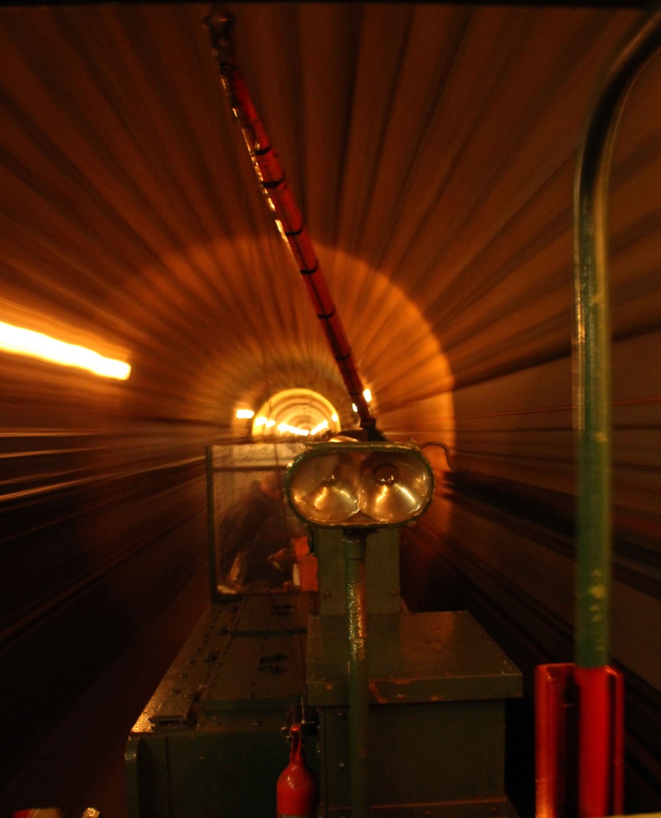 Pędząca tunelami linii Maginota kolejka. Zdjęcie: Alpejski