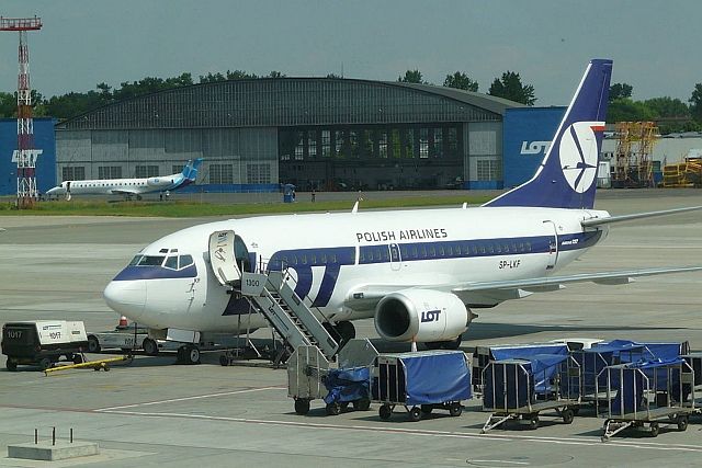 Samolot LOT-u na lotnisku Okęcie, fot. Wikimedia Commons