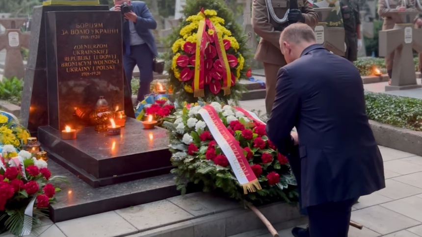 Propagandyści z Rosji szerzą dezinformację na temat prezydenta Andrzeja Dudy, który rzekomo "klęczał przed pomnikiem UPA". (fot. Facebook/Kancelaria Prezydenta)