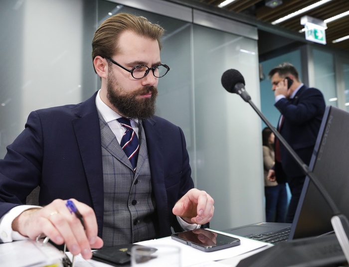 Szokujące słowa na sejmowej komisji. Polityk PiS trzymał migrantów w gospodarstwie?