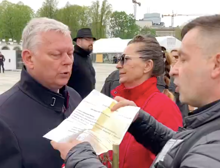 Awantura na miesięcznicy smoleńskiej. Suski na drodze kontrmanifestantów