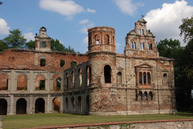 Według wyliczeń Narodowego Instytutu Dziedzictwa mamy ponad 400 zamków w Polsce, większość z nich to ruiny.