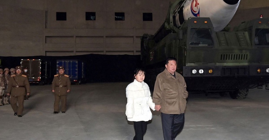 Zdjęcie Kima z córką opublikowane przez państwową Koreańską Centralną Agencję Informacyjną (KCNA).
