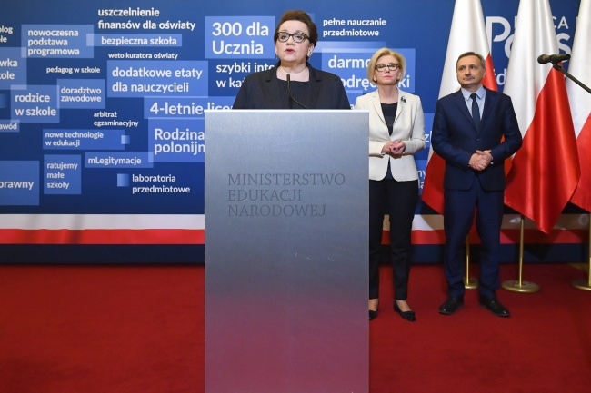 Minister edukacji narodowej Anna Zalewska apeluje do nauczycieli, fot. PAP/Radek Pietruszka