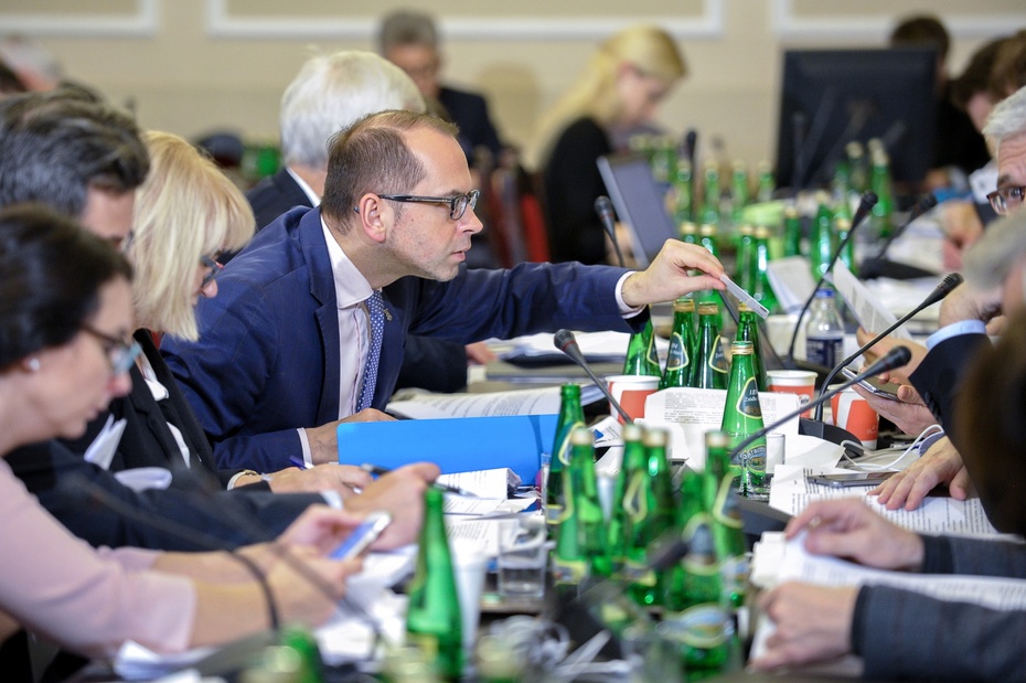 Komisja debatuje nad ustawą o SN. fot.  PAP/Marcin Obara