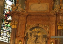 Płaskorzeźba nad ołtarzem przedstawiająca poprzedni tu istniejący kościół oraz jeden z witraży   foto graf13