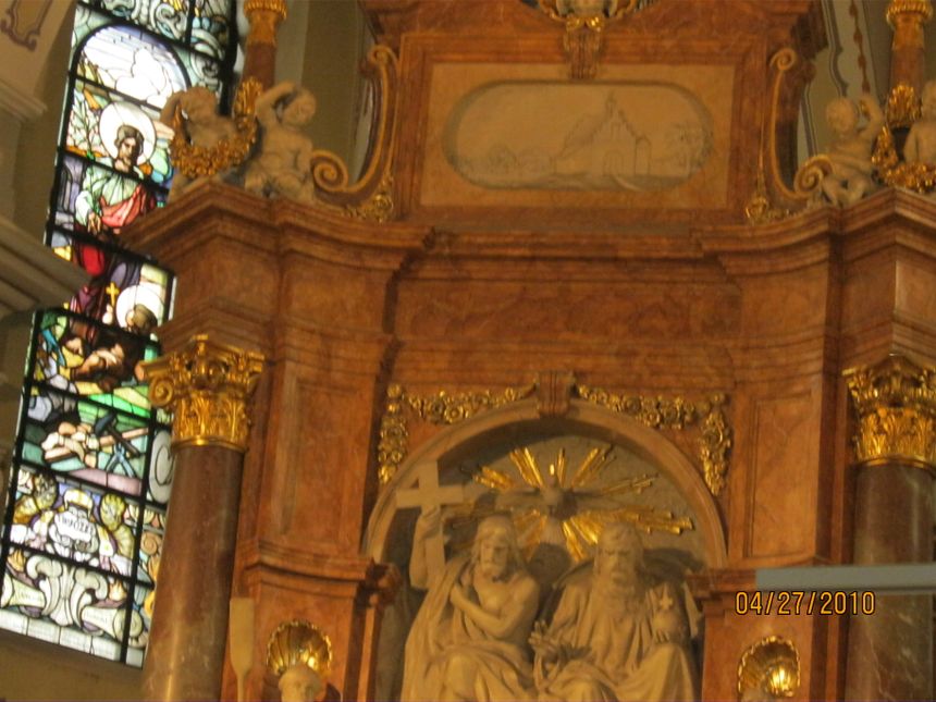 Płaskorzeźba nad ołtarzem przedstawiająca poprzedni tu istniejący kościół oraz jeden z witraży   foto graf13