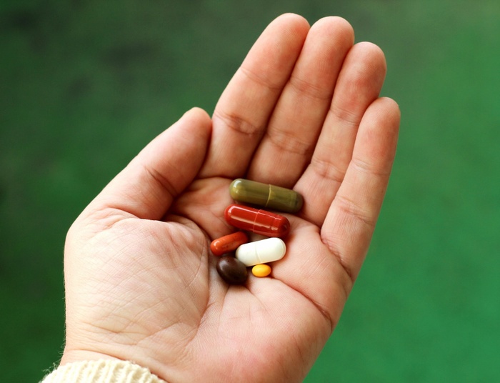 Nie możesz łączyć ze sobą niektórych leków. Dowiedz się, jak sobie nie zaszkodzić