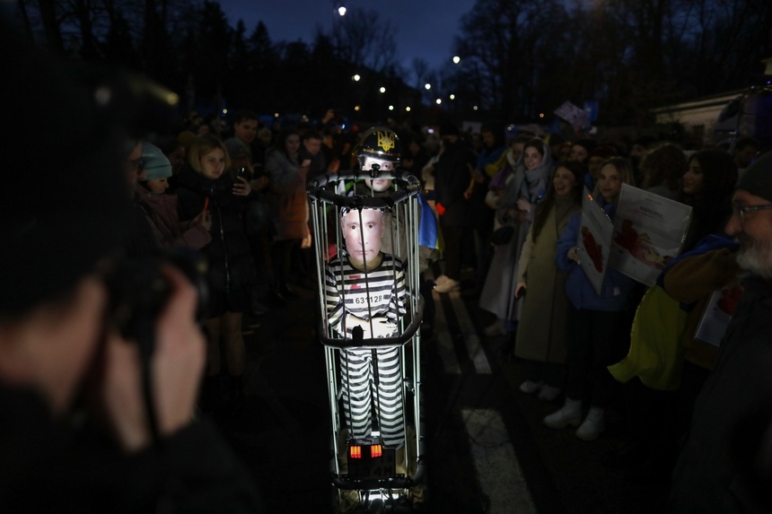 Władimirem Putin w "pasiakach" i za kratami na warszawskiej demonstracji. Fot. PAP/Albert Zawada