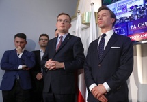 Prezes Ruchu Narodowego Robert Winnicki i Krzysztof Bosak, fot. PAP/Tomasz Gzell