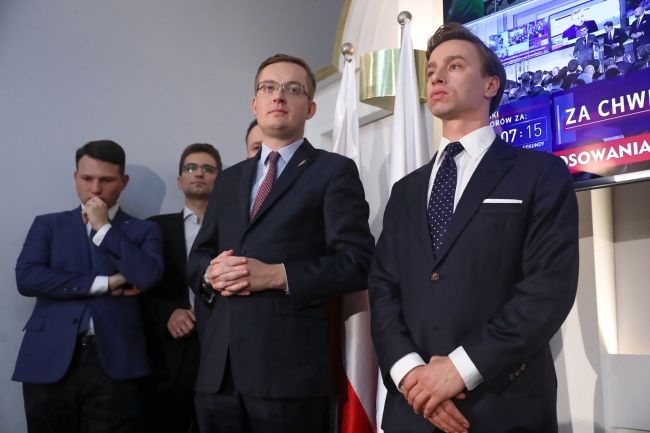 Prezes Ruchu Narodowego Robert Winnicki i Krzysztof Bosak, fot. PAP/Tomasz Gzell