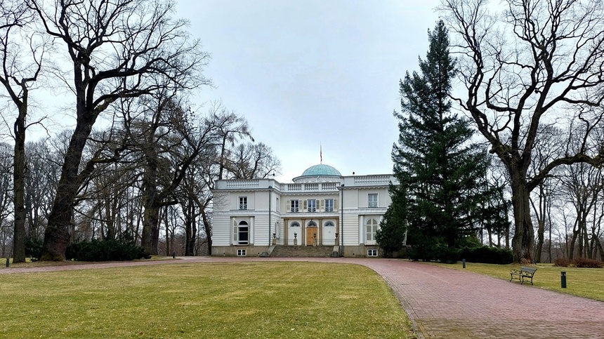 Widok współczesny na front pałacu