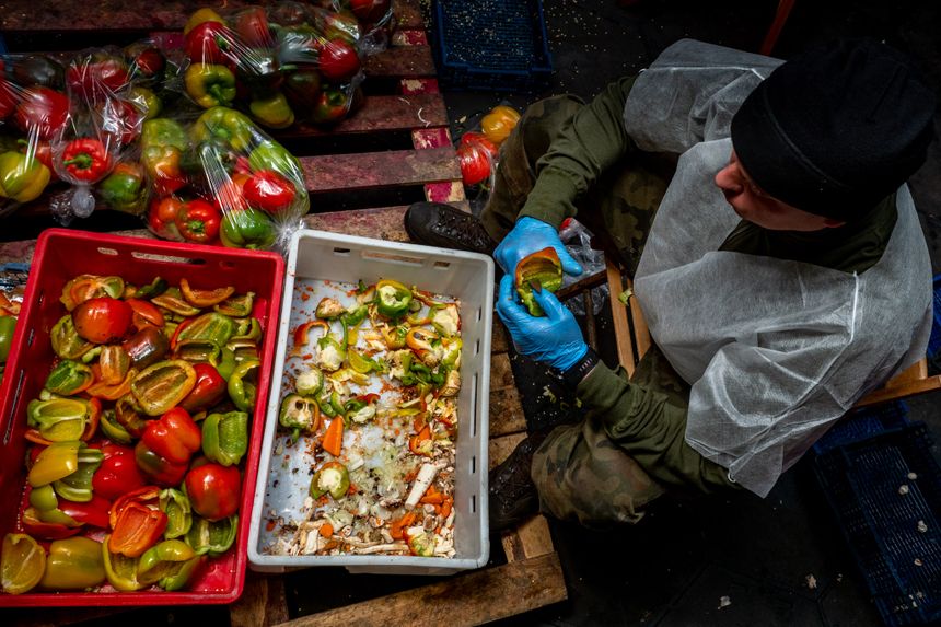 Posiłek przygotowywany dla żołnierzy przy granicy z Białorusią. Fot. Dowództwo Generalne/Twitter