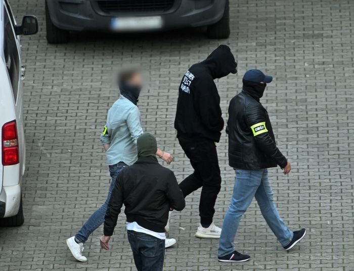 Zamieszanie pod więzieniem. Fani chcieli "odbić" aresztowanego youtubera