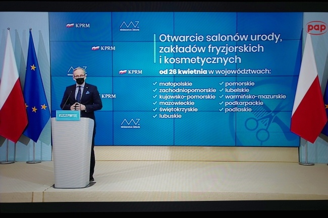 Minister zdrowia Adam Niedzielski podczas konferencji prasowej transmitowanej z siedziby KPRM w Warszawie, fot. PAP/Mateusz Marek