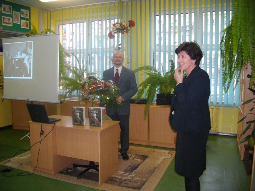 Pani Anna Słowikowska - dyrektor Gimnazjum nr 4 im.Jana Pawła II w Lubinie.