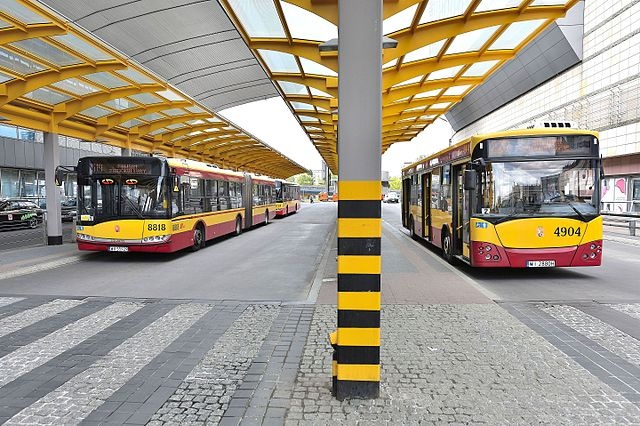 Autobusy komunikacji miejskiej w Warszawie. fot. Wikimedia