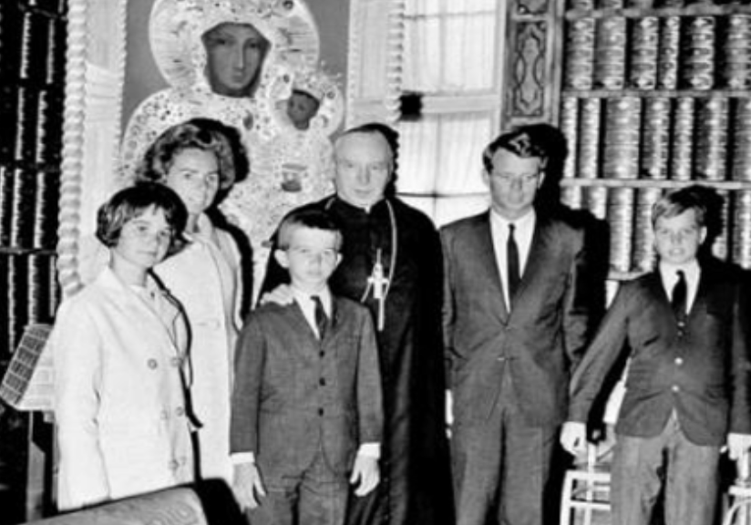 Robert Kennedy jr. z rodzicami i rodzeństwem na audiencji u Prymasa Stefana Wyszyńskiego  na Jasnej Górze w Częstochowie