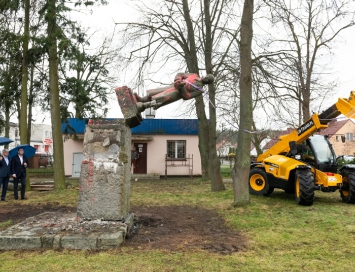 Tak runął pomnik czerwonoarmisty w Siedlcu [WIDEO]