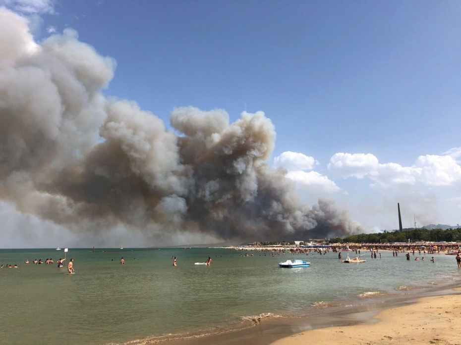 Pożary na plażach Pescary. Fot. PAP/EPA