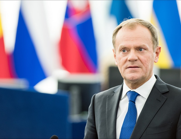 Czy Tusk wstydzi się za "swojego człowieka w Moskwie"?