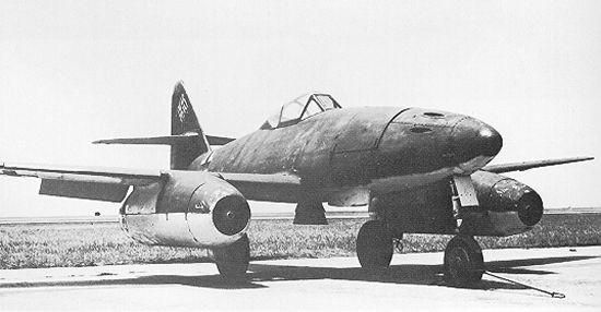 Niemiecka Jaskółka - Messerschmitt Me 262. Źródło: http://acepilots.com/german/me262.html.