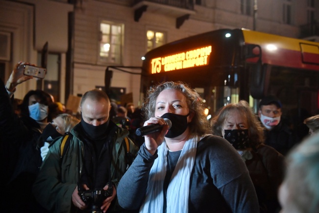Liderka Ogólnopolskiego Strajku Kobiet Marta Lempart (C) podczas protestu w Warszawie. Fot. PAP/Radek Pietruszka