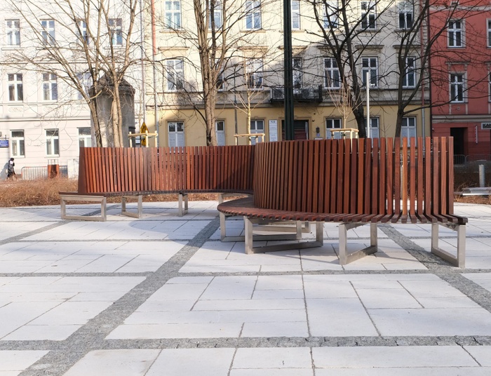 To prawdopodobnie najdroższa ławka w Polsce. Stoi na placu w Krakowie